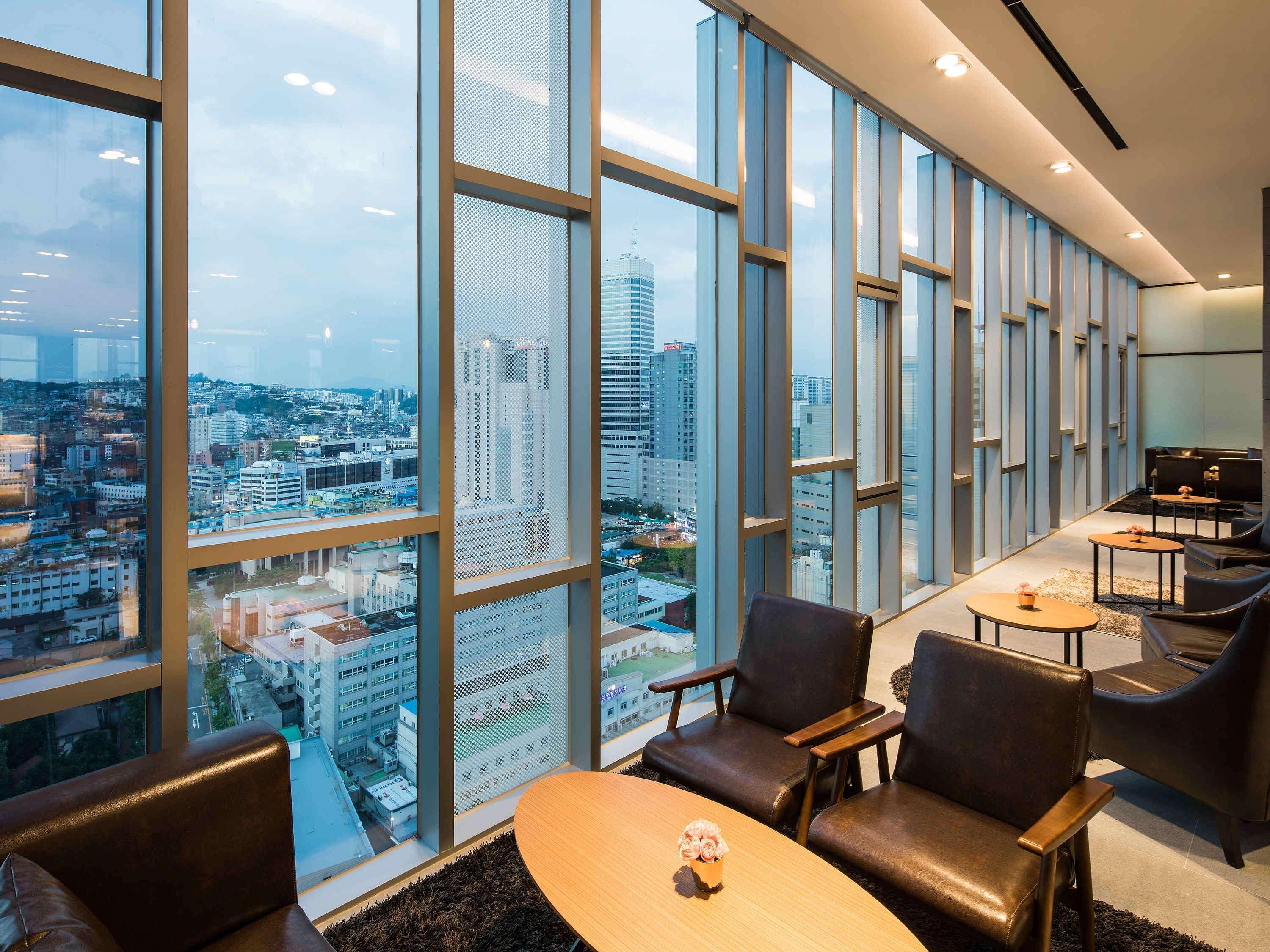 Novotel Ambassador Seoul Dongdaemun Hotels & Residences Esterno foto The lounge at the airport