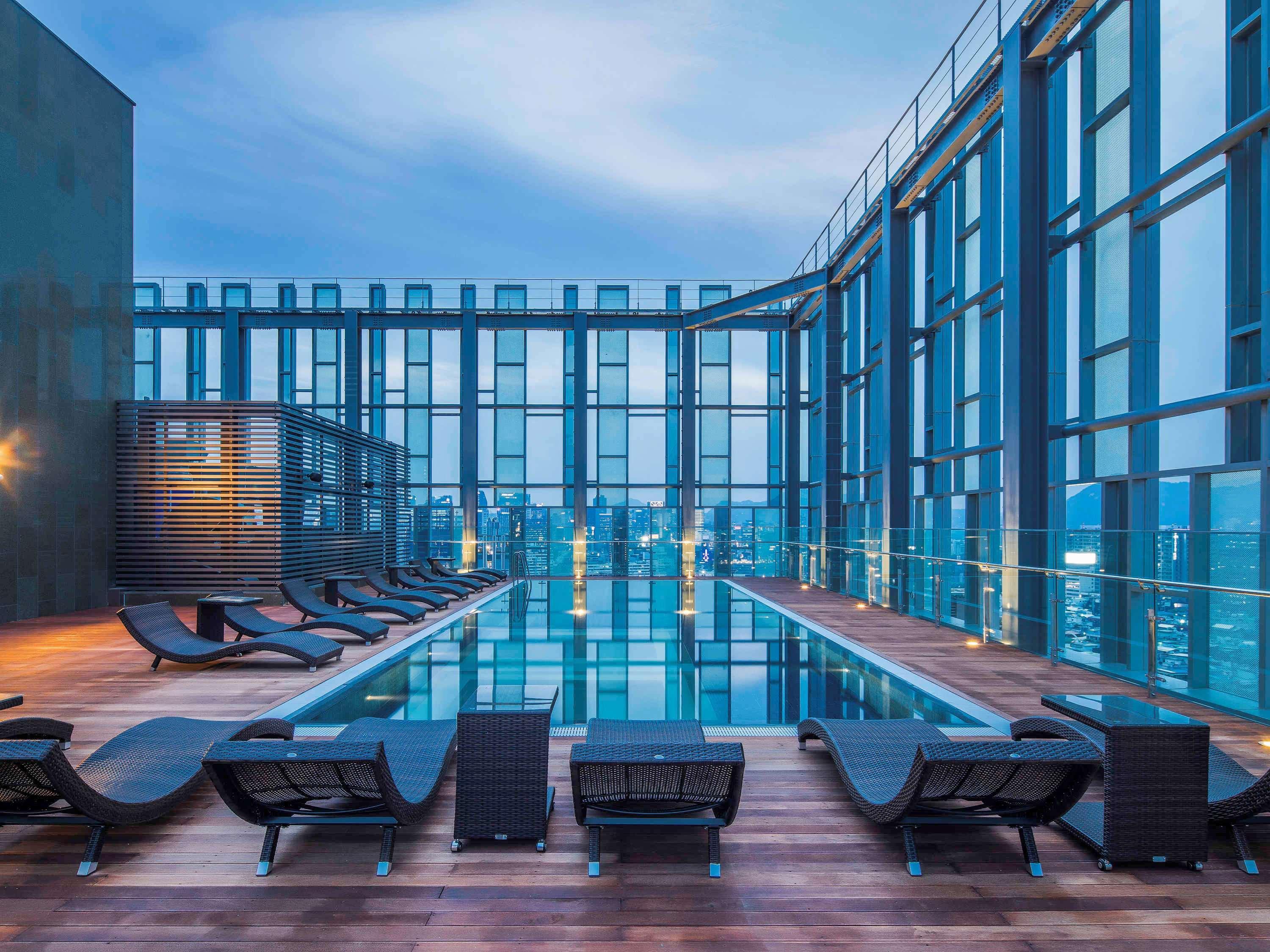 Novotel Ambassador Seoul Dongdaemun Hotels & Residences Esterno foto The pool at the 39th floor