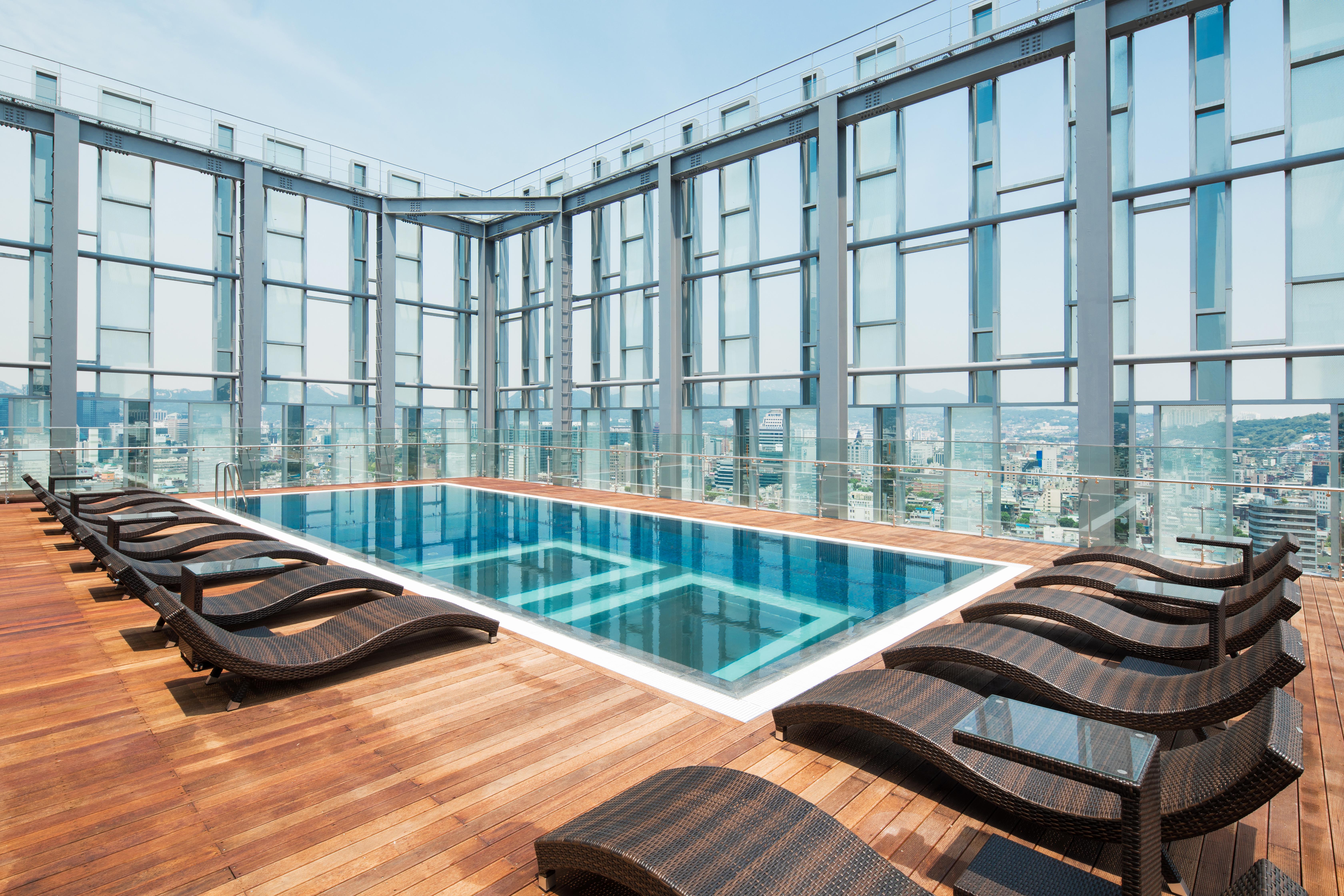 Novotel Ambassador Seoul Dongdaemun Hotels & Residences Esterno foto The pool at the 360° Sky Lounge