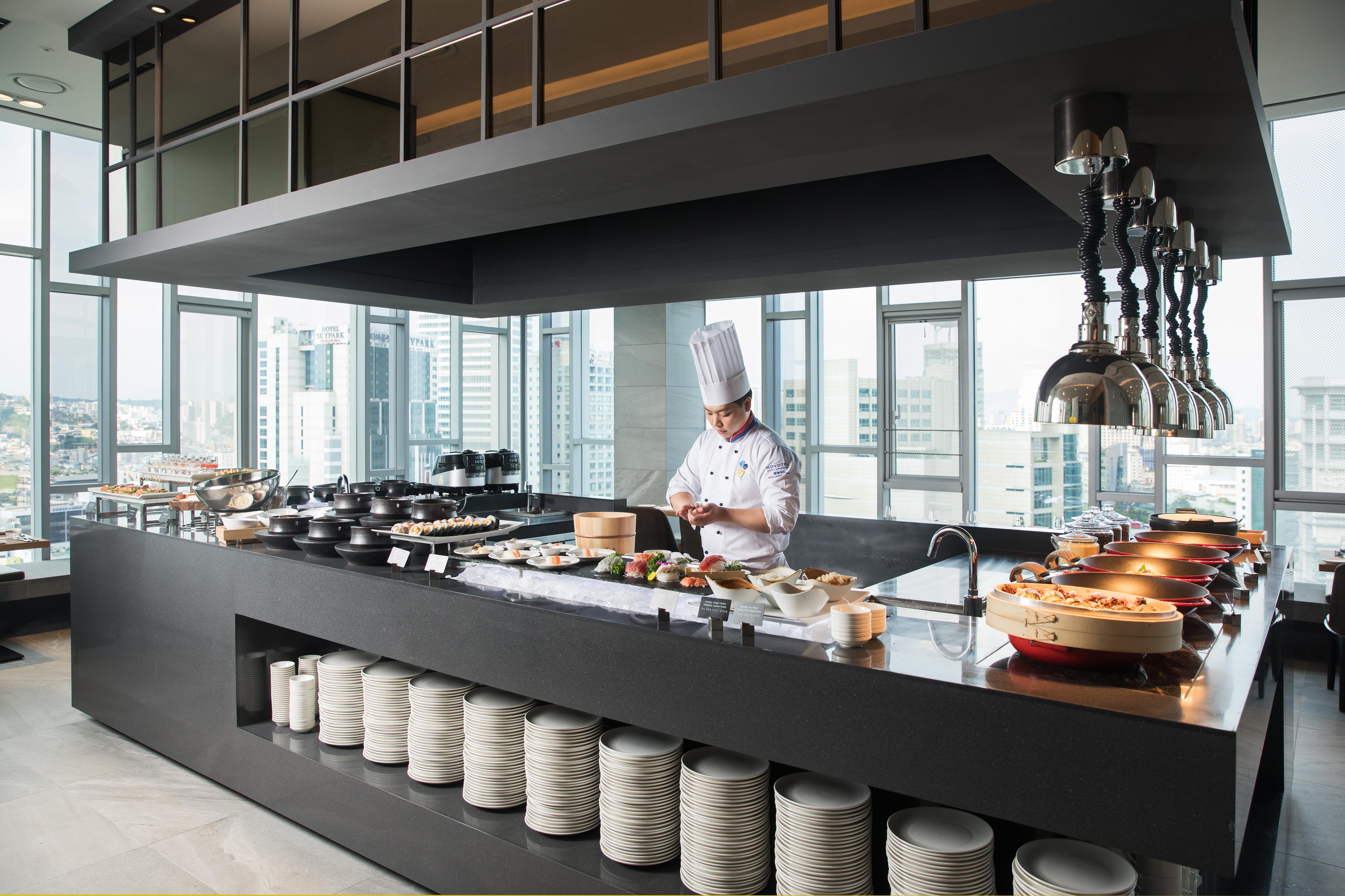 Novotel Ambassador Seoul Dongdaemun Hotels & Residences Esterno foto A buffet at a hotel