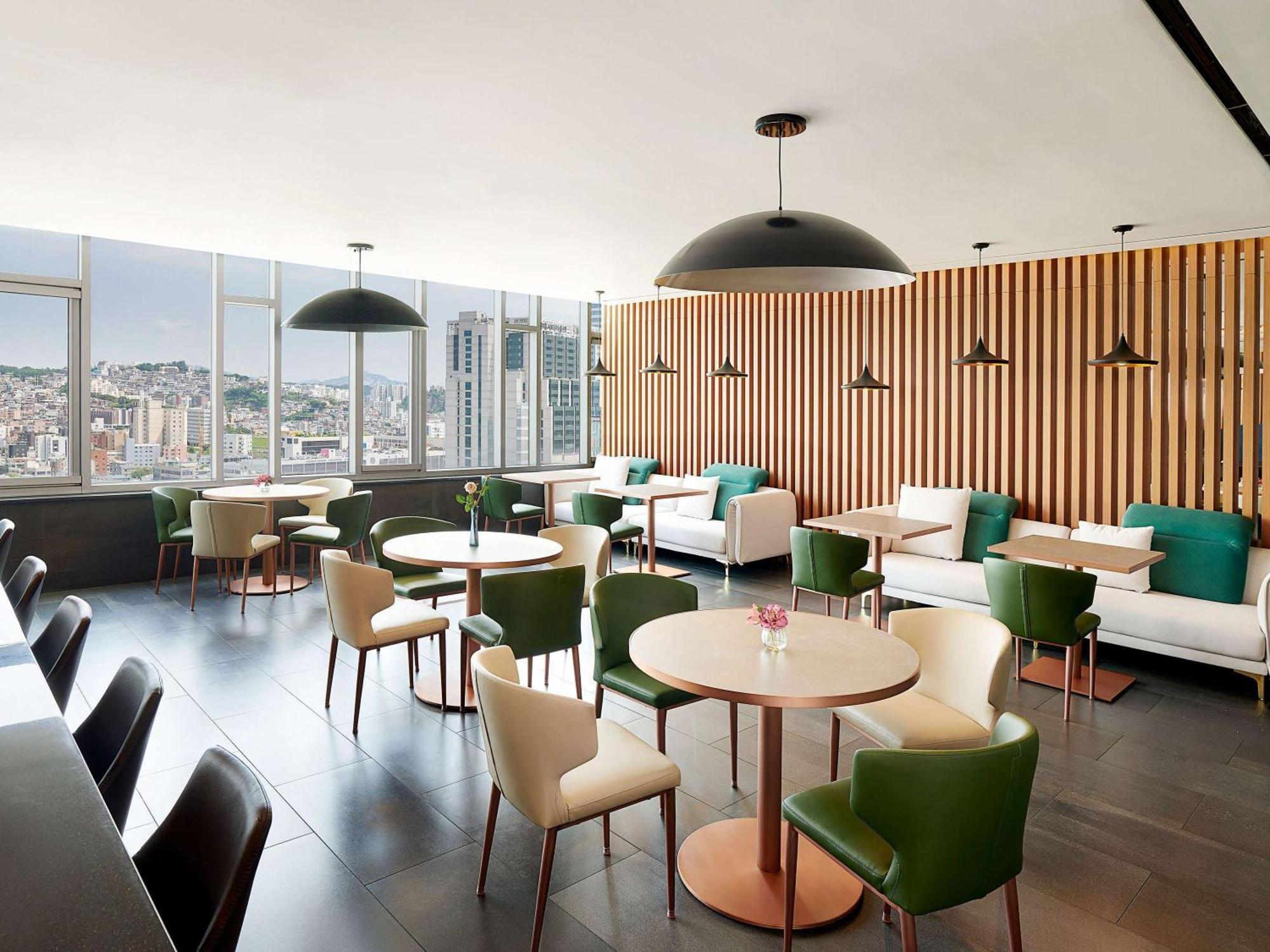 Novotel Ambassador Seoul Dongdaemun Hotels & Residences Esterno foto The Club lounge at San Francisco International Airport