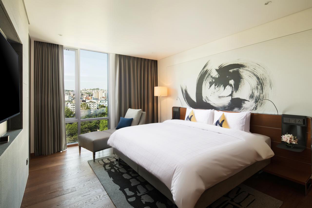Novotel Ambassador Seoul Dongdaemun Hotels & Residences Esterno foto A bedroom at the hotel