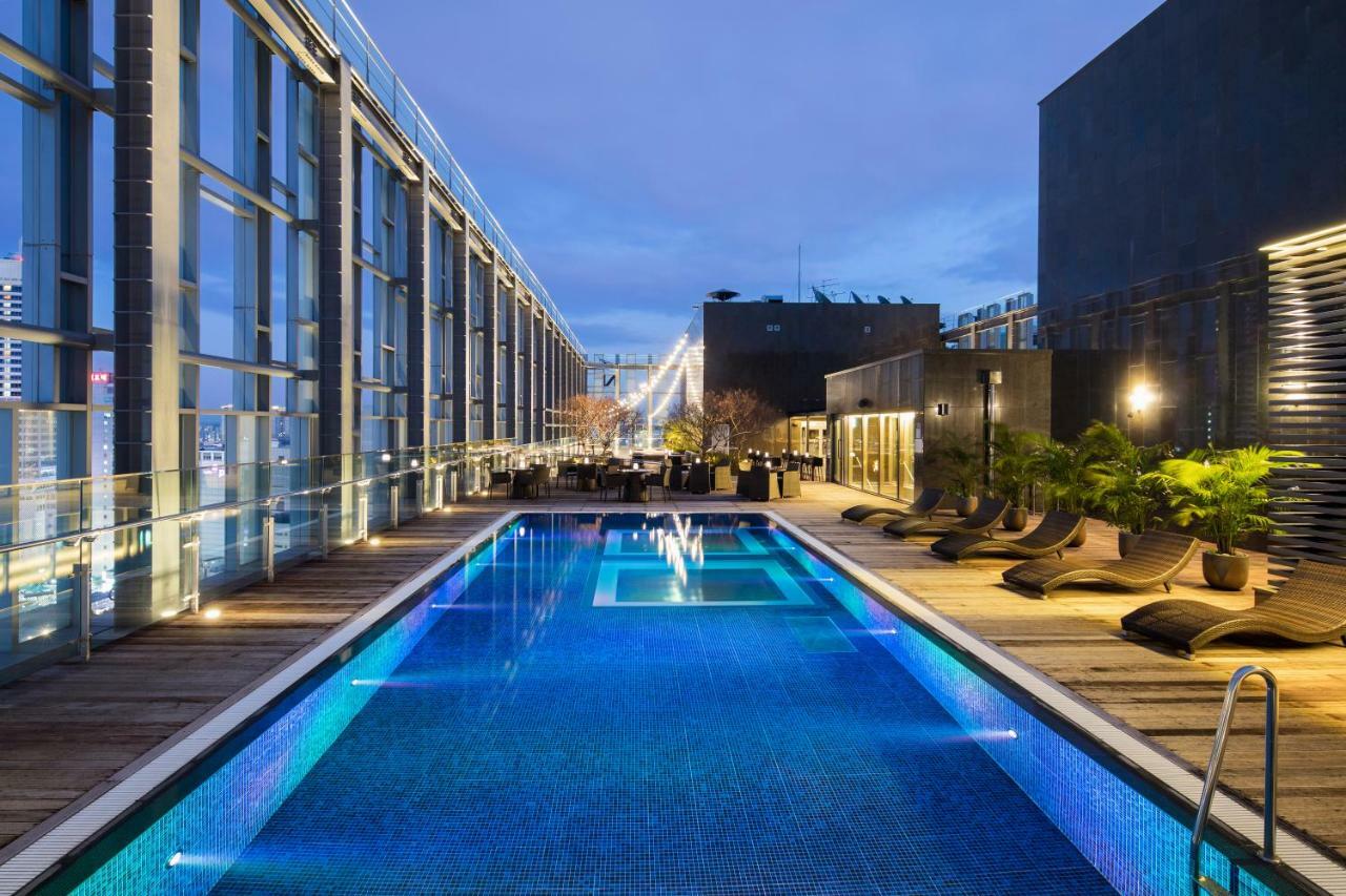 Novotel Ambassador Seoul Dongdaemun Hotels & Residences Esterno foto The rooftop pool at the hotel